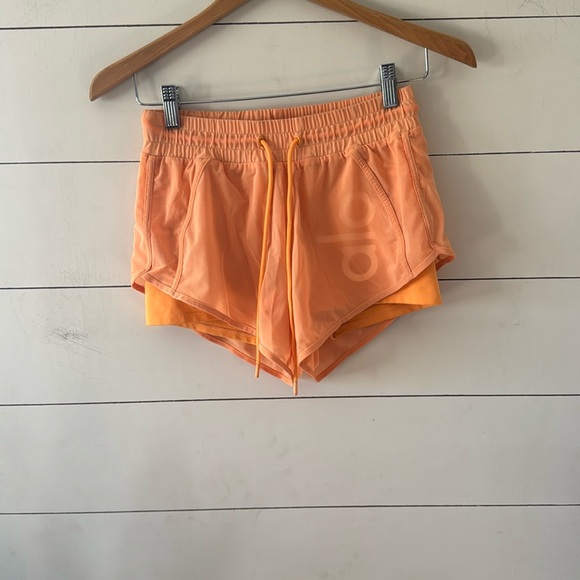 Alo Yoga Ambience Short Neon Apricot/White Size XS - Picture 1 of 4